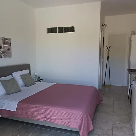 Mia Casaki נאוסה